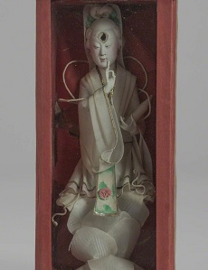 Unrecorded artist, Guanyin, late nineteenth-early twentieth century, rice paper, paint & cardboard, 19.1 x 6.5 x 7 cm. Horniman Museum and Gardens (CC BY-SA)